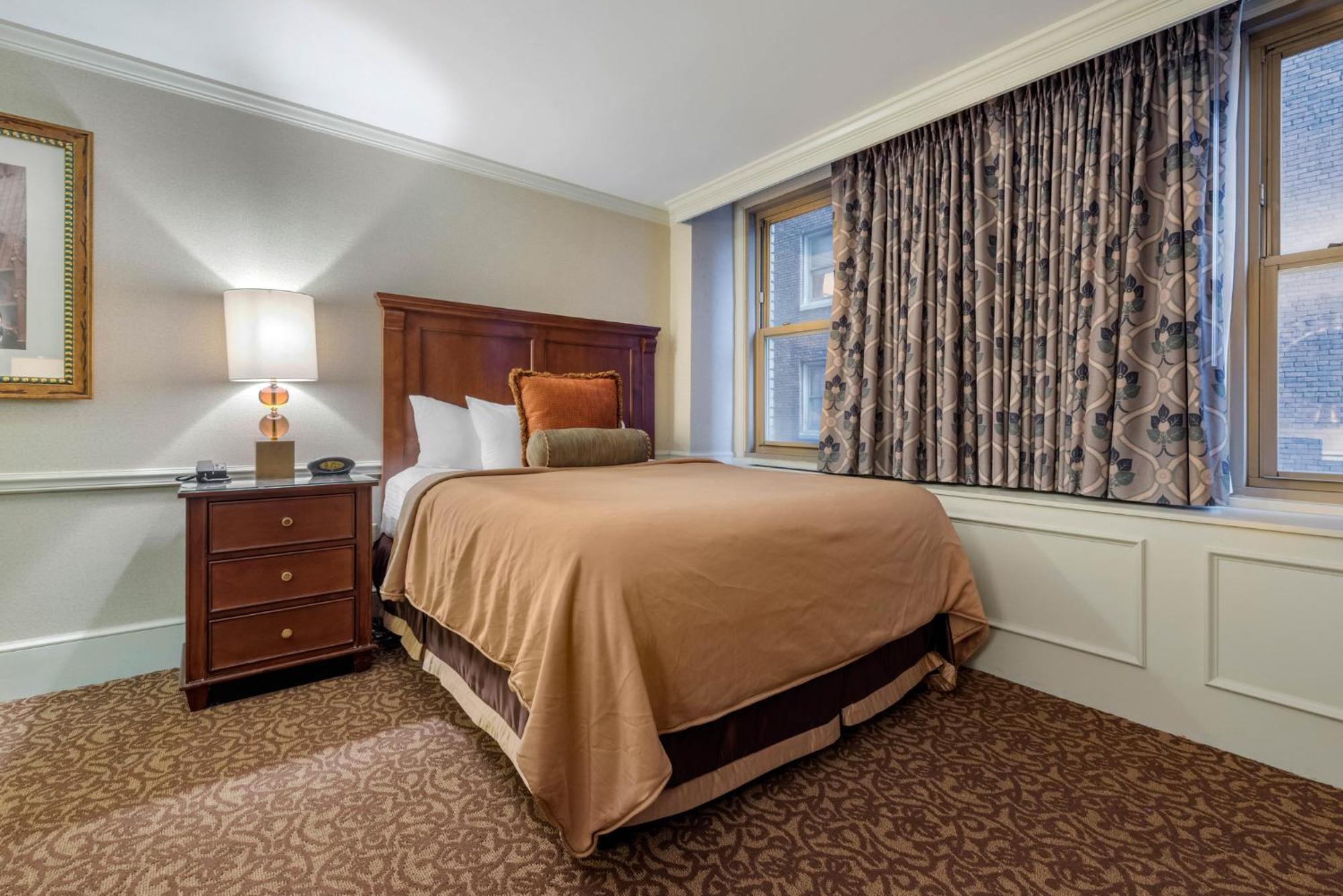 Deluxe Room One Queen Bed Disability Access