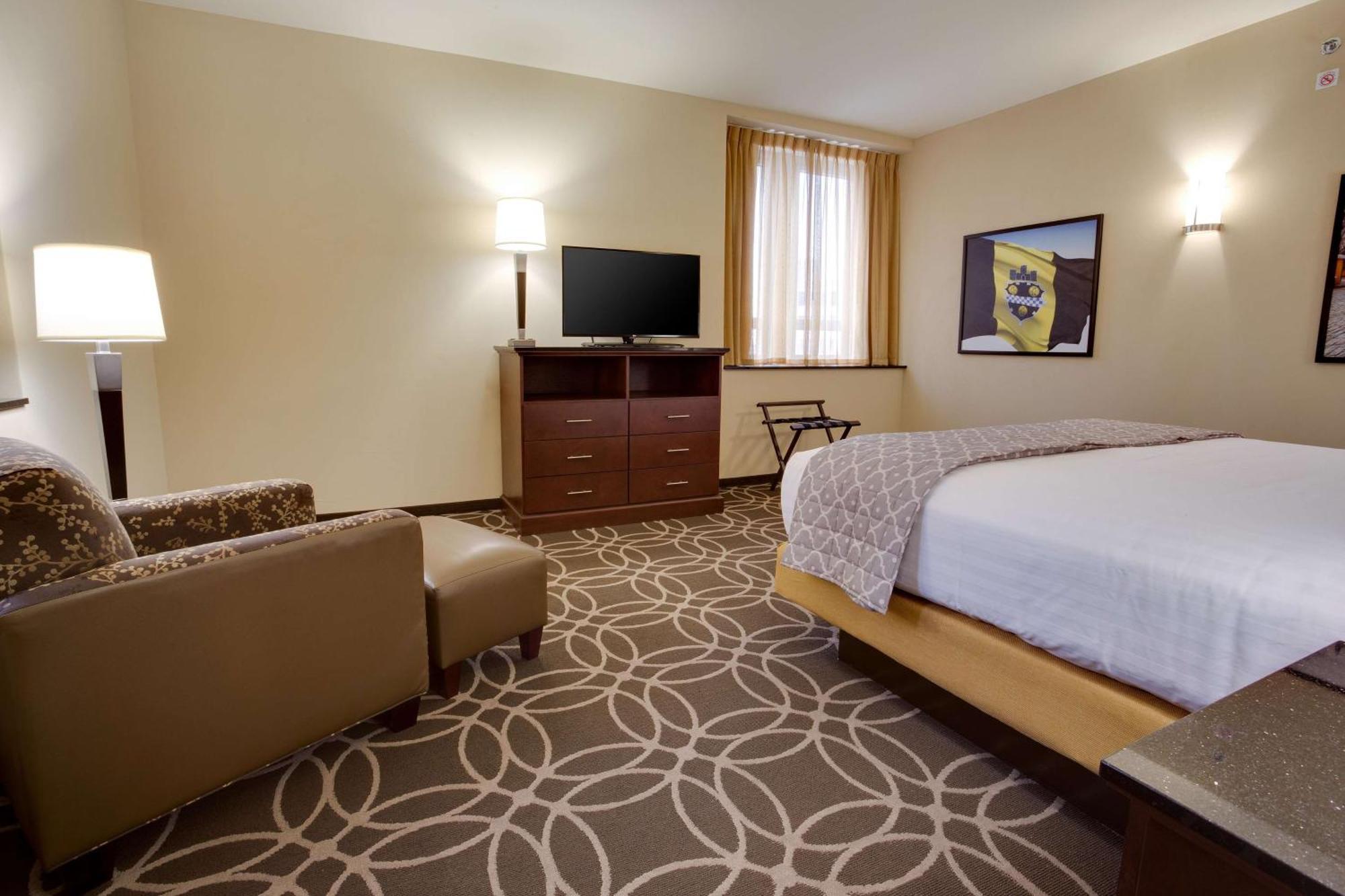 Deluxe King Suite with Sofa Bed
