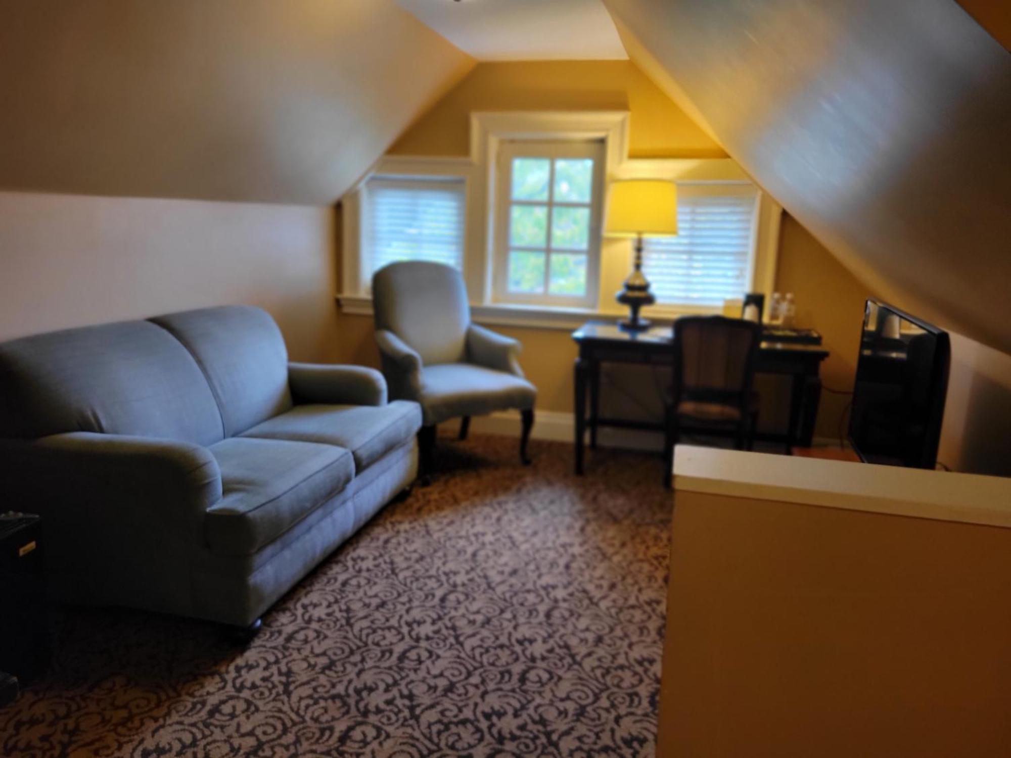 Deluxe Suite King Bed Sofa Bed