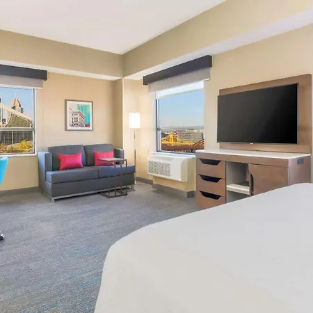Hampton Inn & Suites Pittsburgh Downtown-3
